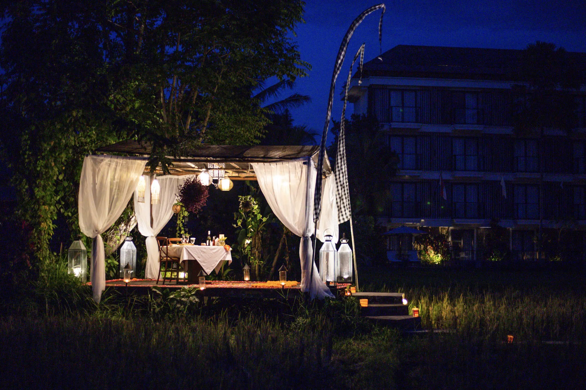 Green rooftop elopement in ubud center
