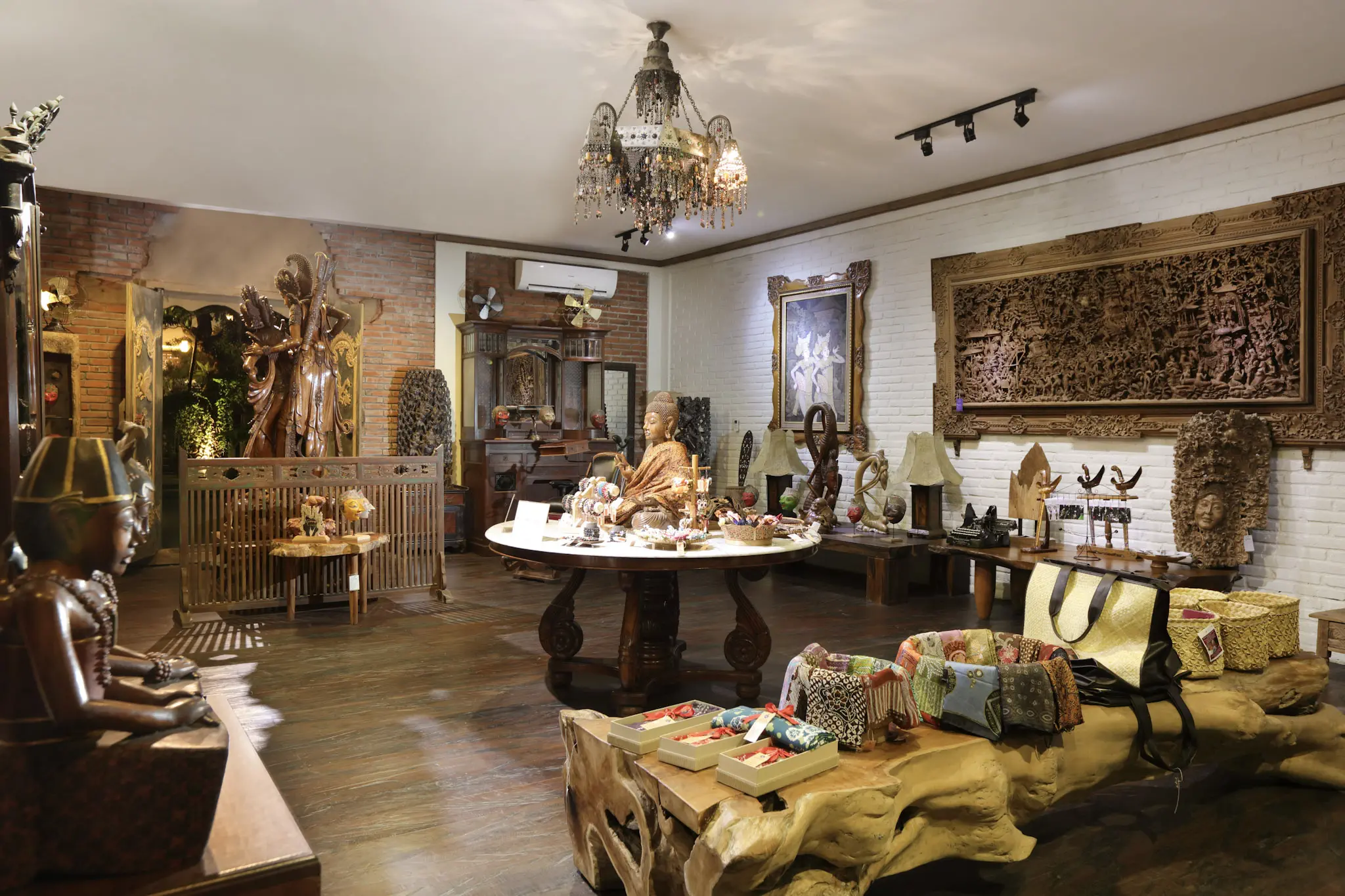 Green rooftop elopement in ubud center