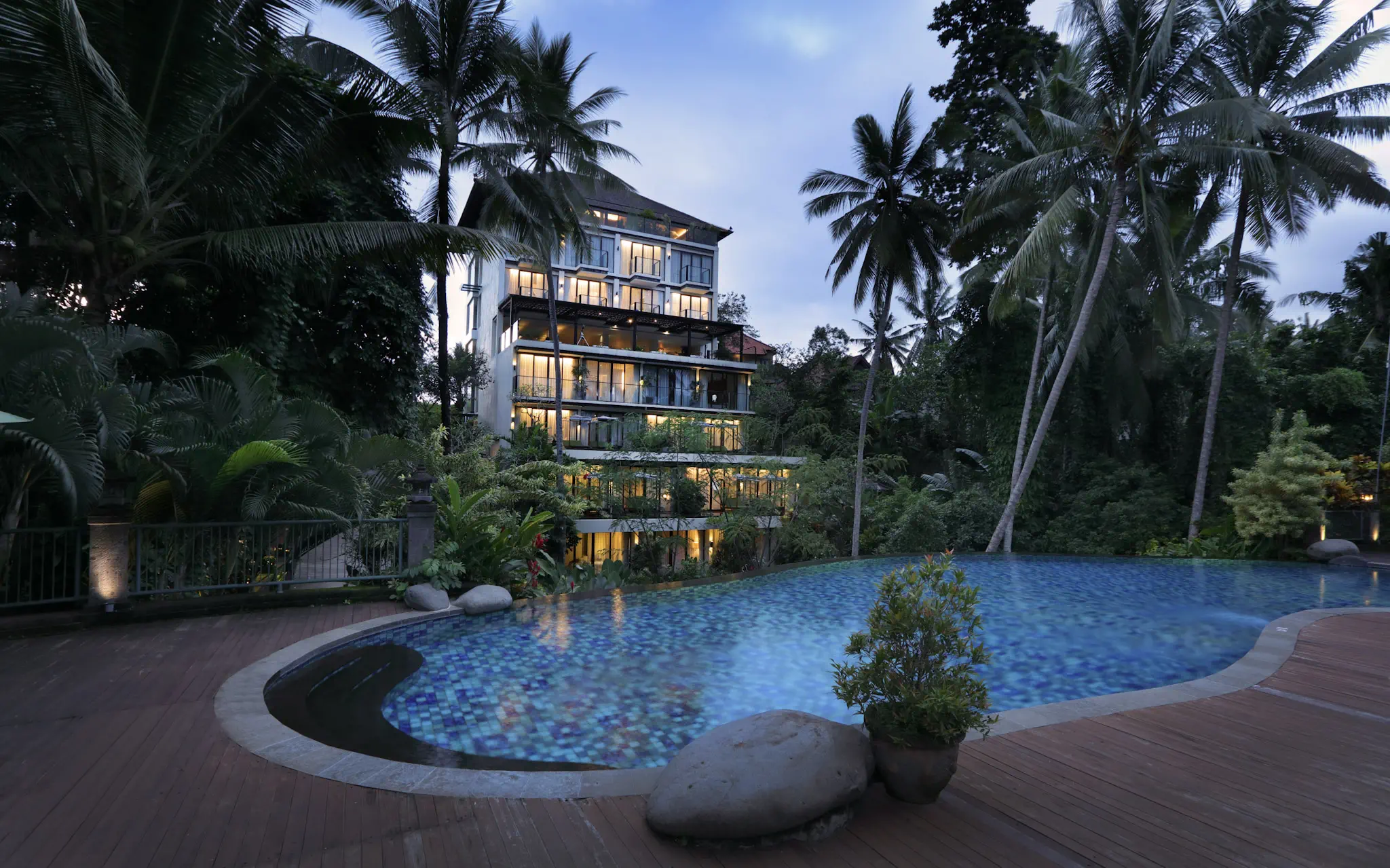 Green rooftop elopement in ubud center