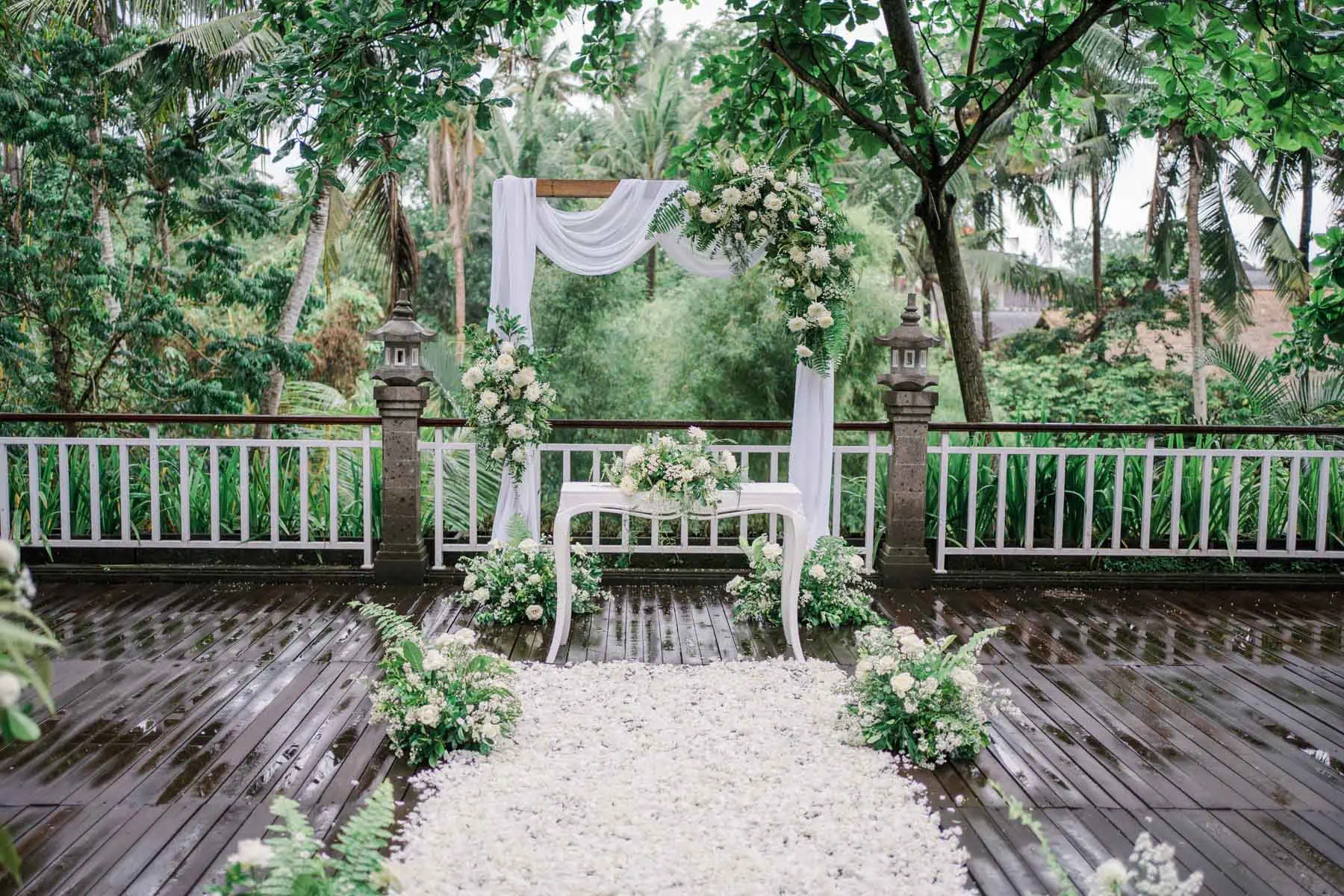 Green rooftop elopement in ubud center