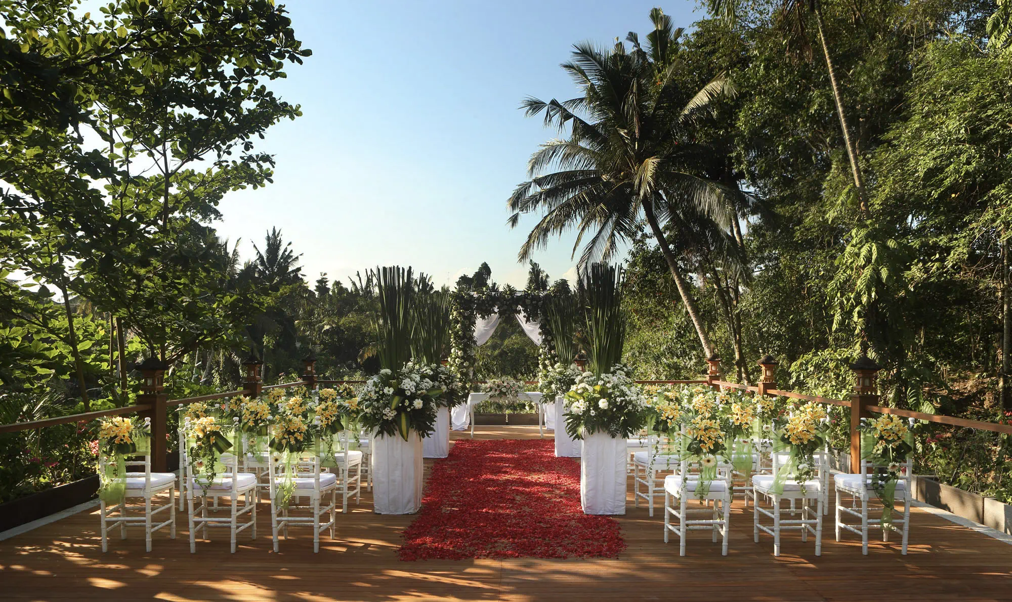 Green rooftop elopement in ubud center
