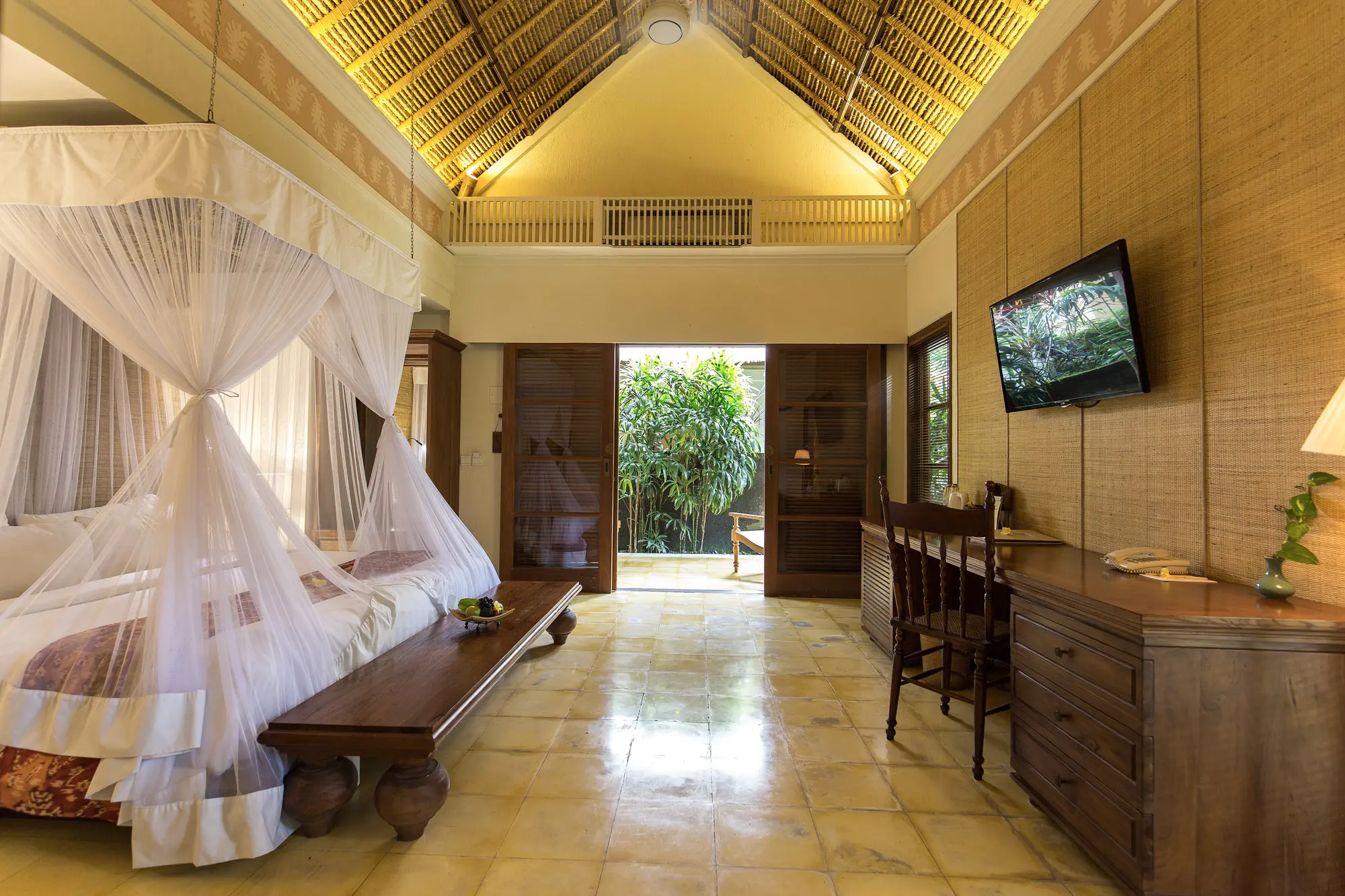 Green rooftop elopement in ubud center