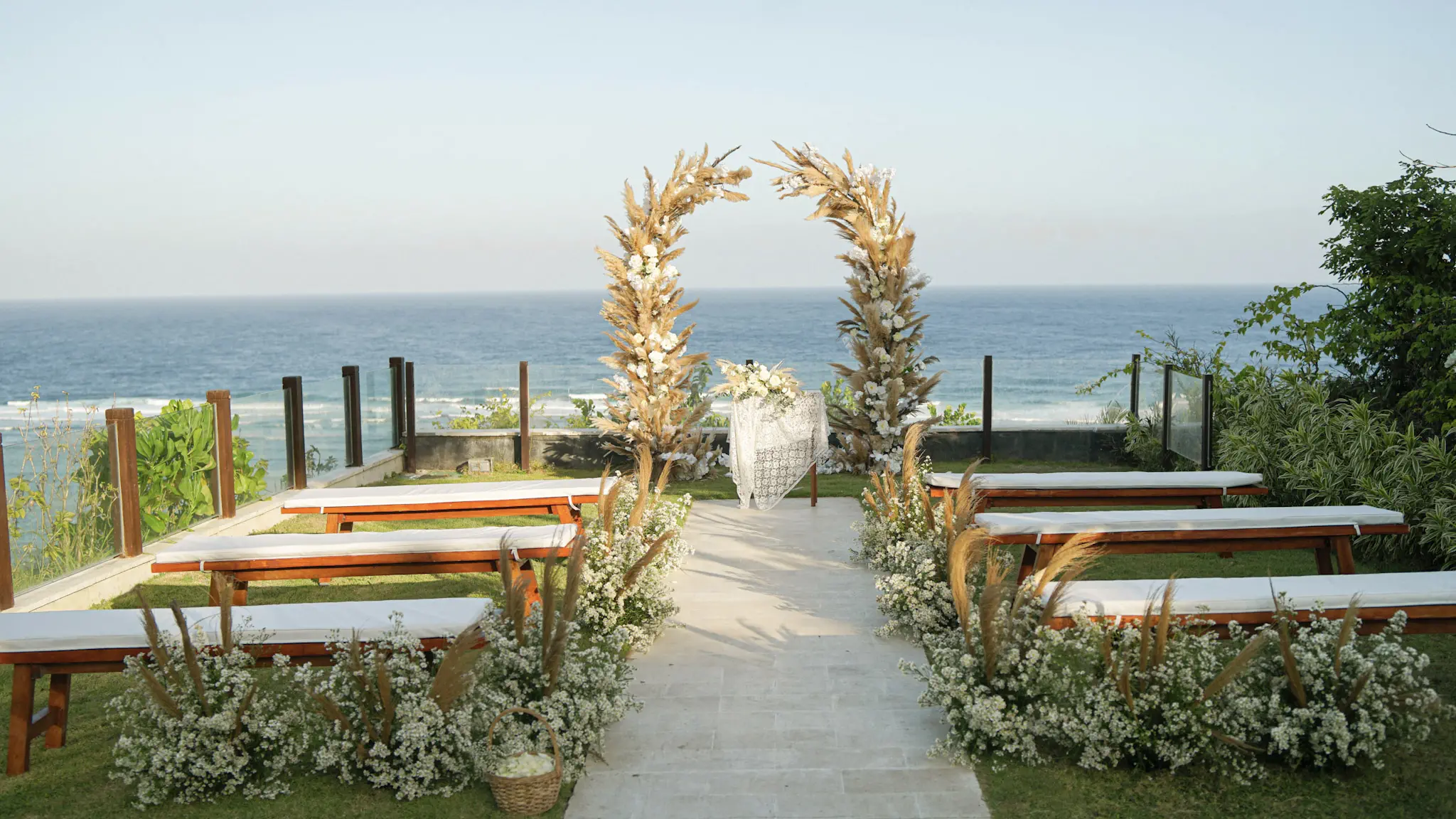 Intimate clifftop villa wedding in romansa villa