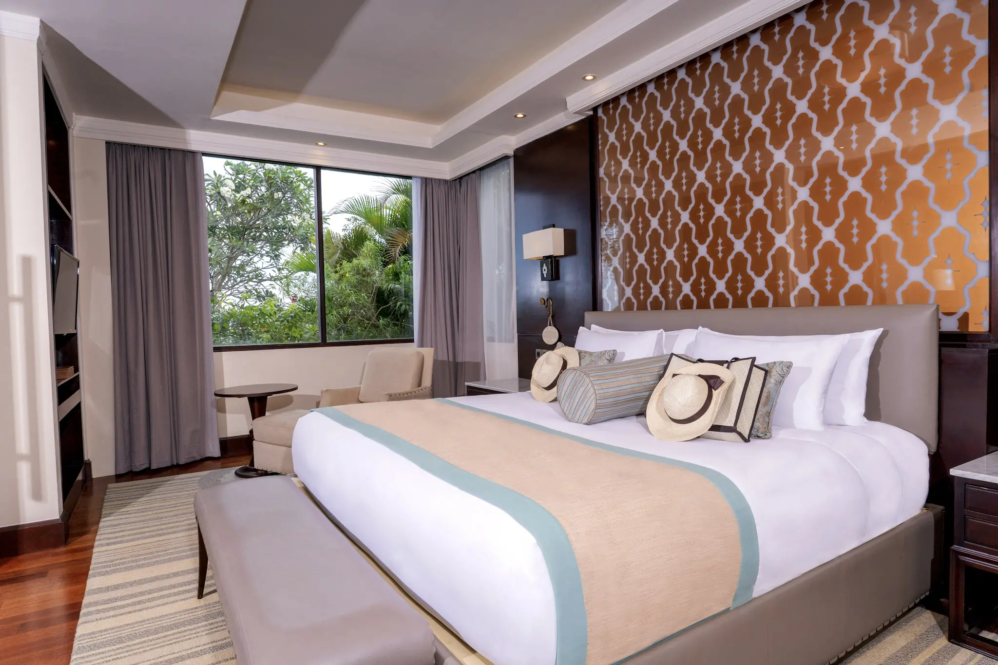 Intimate clifftop villa wedding in romansa villa