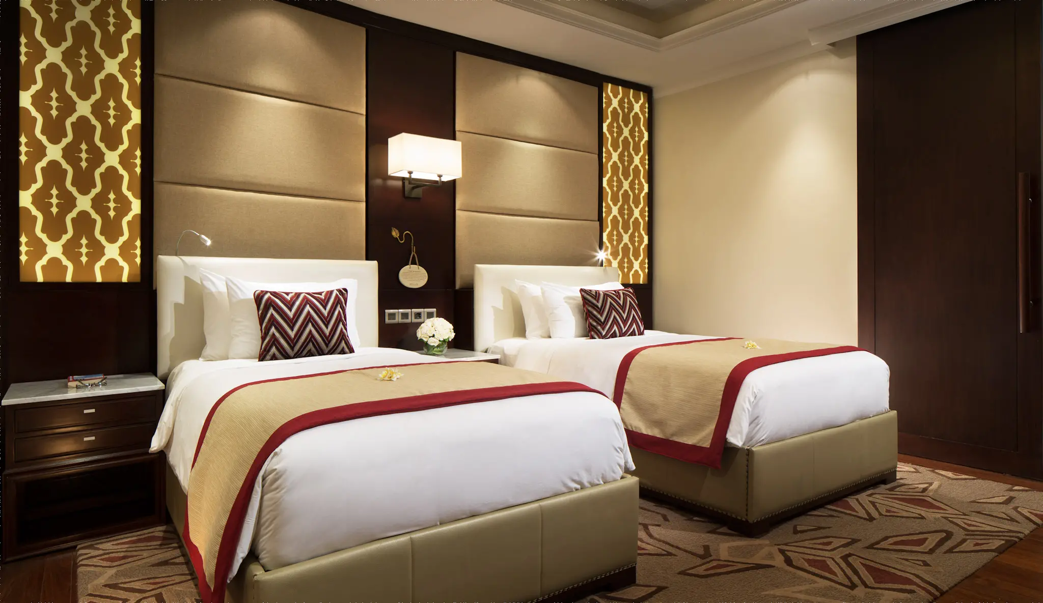 Intimate clifftop villa wedding in romansa villa